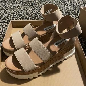 Brand new in Box CUTE Steve Madden Girls Size 5 sandals Shoes